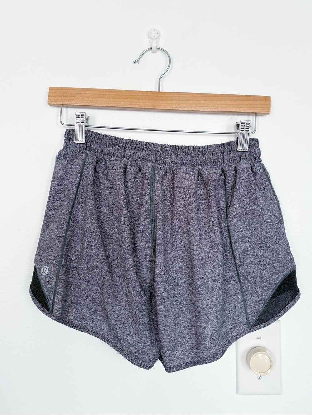 Lululemon || Lululemon Hotty Hot Short II Long 4" Inseam Heather Black Gray 6